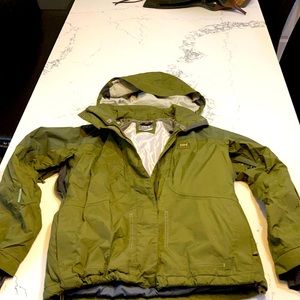Hunter green helly Hansen snowboard jacket size medium.